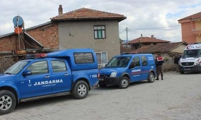 ECEL YEMEK SOFRASINDA YAKALADI