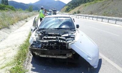 OTOMOBİL BARİYERLERE ÇARPTI: 4 YARALI