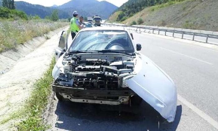 OTOMOBİL BARİYERLERE ÇARPTI: 4 YARALI