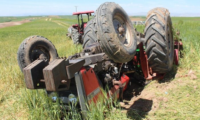 TRAKTÖR DEVRİLDİ: 1 YARALI