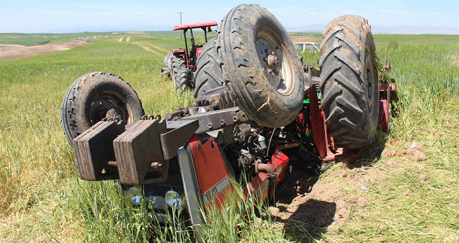 TRAKTÖR DEVRİLDİ: 1 YARALI