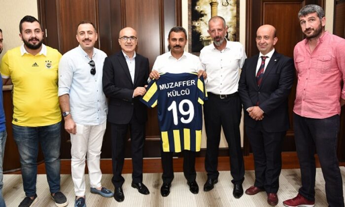 BAŞKAN KÜLCÜ’YE FENERBAHÇE FORMASI