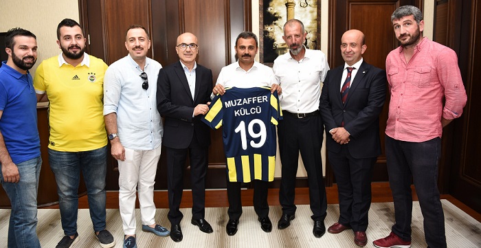 BAŞKAN KÜLCÜ’YE FENERBAHÇE FORMASI