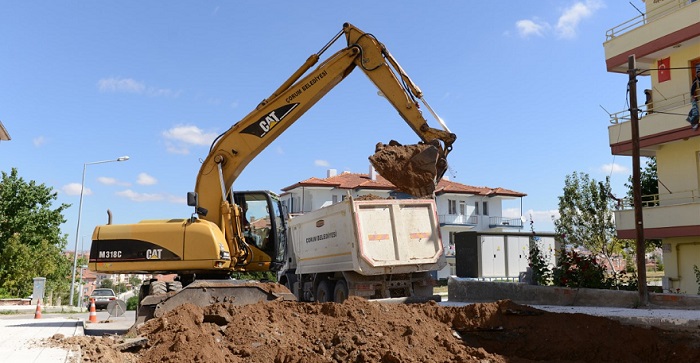 ÇORUM BELEDİYESİNDEN YOL ATAĞI