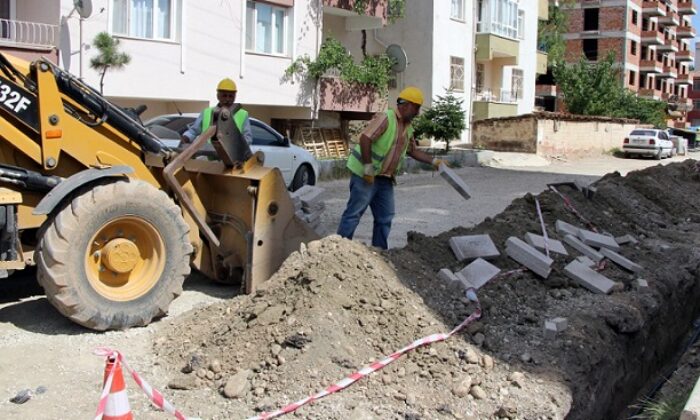 ELEKTRİK HATLARI YER ALTINA ALINIYOR