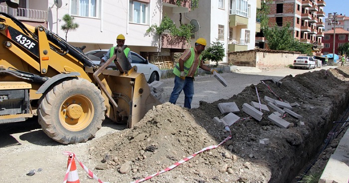 ELEKTRİK HATLARI YER ALTINA ALINIYOR
