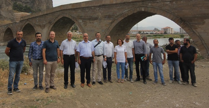 KÖPRÜNÜN ÇEVRESİ DE TAŞ DUVAR OLACAK