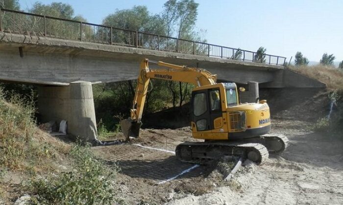KÖY YOLLARI VE KÖPRÜLER GENİŞLETİLİYOR