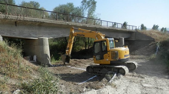 KÖY YOLLARI VE KÖPRÜLER GENİŞLETİLİYOR