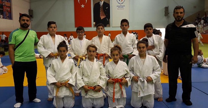 MİNİKLERDE TÜRKİYE BİRİNCİSİ OLDULAR