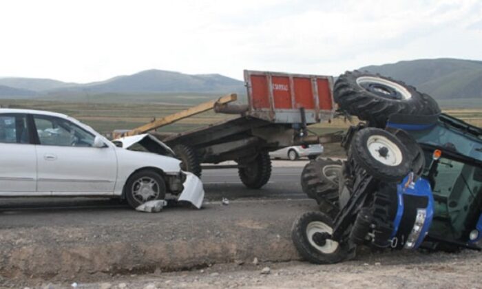 OTOMOBİL İLE TRAKTÖR ÇARPIŞTI: 1 YARALI
