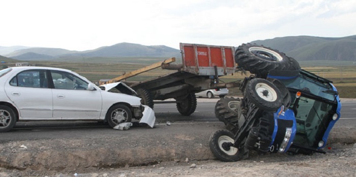 OTOMOBİL İLE TRAKTÖR ÇARPIŞTI: 1 YARALI