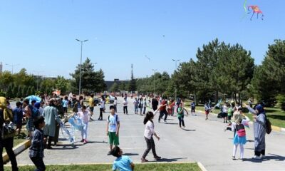 GÖKYÜZÜ UÇURTMALARLA ŞENLENDİ