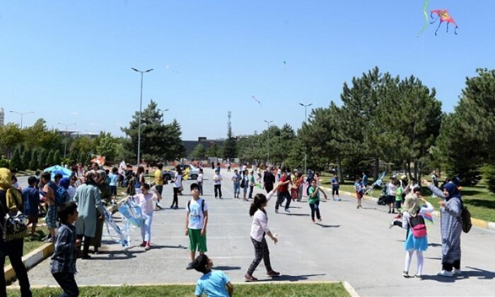 GÖKYÜZÜ UÇURTMALARLA ŞENLENDİ