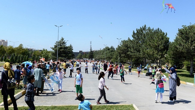 GÖKYÜZÜ UÇURTMALARLA ŞENLENDİ