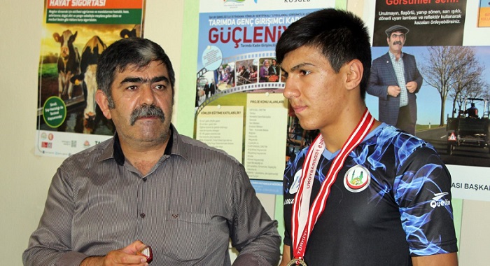 BAŞKANLAR GÜREŞÇİLERİ ALTINLA ÖDÜLLENDİRDİ