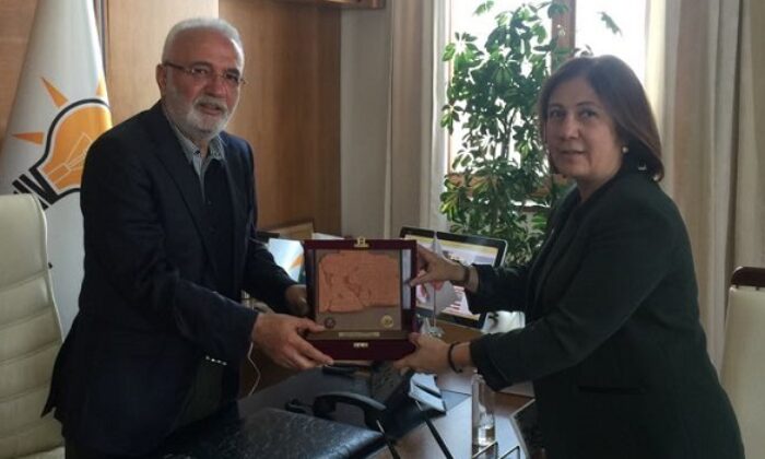 KADEŞ SEMPOZYUMUNA DAVET ETTİ