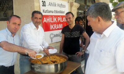 CAMİ CEMAATİNE AHİLİK PİLAVI İKRAM ETTİLER