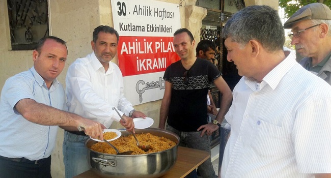 CAMİ CEMAATİNE AHİLİK PİLAVI İKRAM ETTİLER