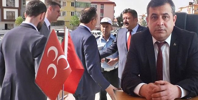 VEKİL ÖNÜNE GELENE FIRÇA ATIYOR!