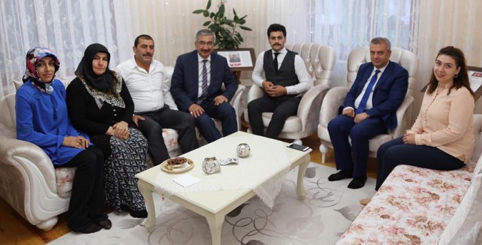 VALİ ŞEHİT AİLELERİNİ ZİYARET ETTİ