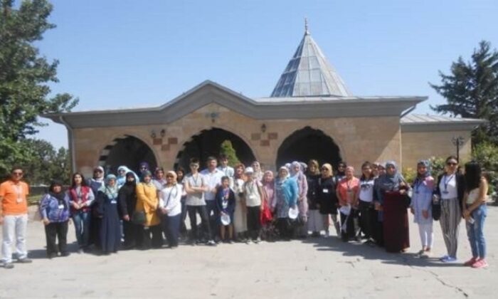 YETİM GÜLERSE DÜNYA GÜLER