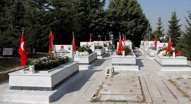 ŞEHİT MEZARLARINA BAKIM YAPILDI