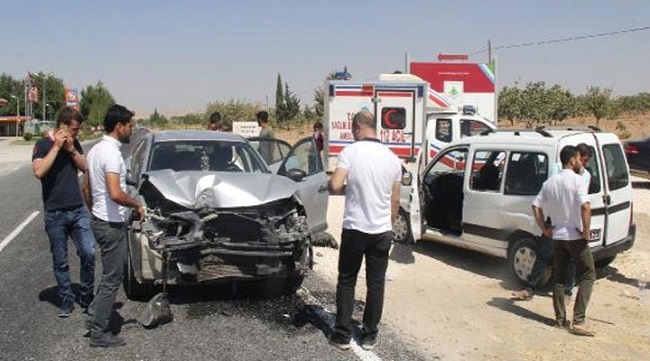 İKİ ARAÇ KAFA KAFAYA ÇARPIŞTI