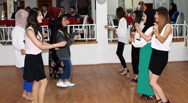 YENİ GELENLERE TANIŞMA PARTİSİ