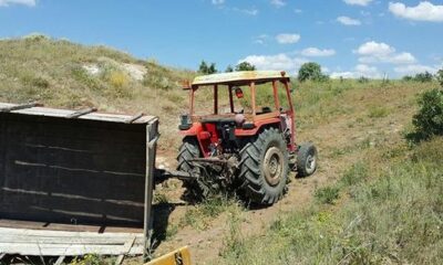 TRAKTÖR RÖMORKU DEVRİLDİ: 4 YARALI