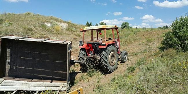 TRAKTÖR RÖMORKU DEVRİLDİ: 4 YARALI