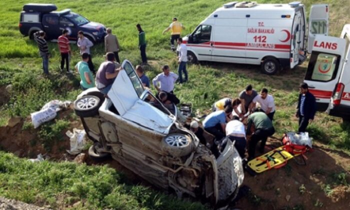 OTOMOBİL ŞARAMPOLE UÇTU