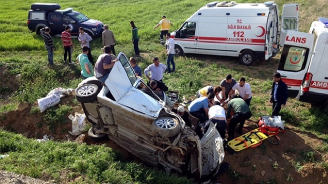 OTOMOBİL ŞARAMPOLE UÇTU
