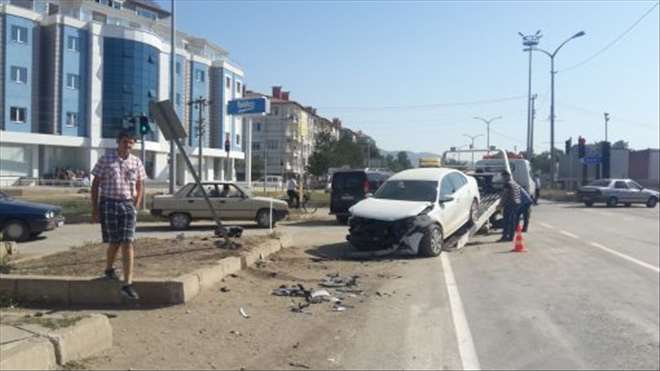 KIRMIZI IŞIK İHLALİ KAZA YAPTIRDI