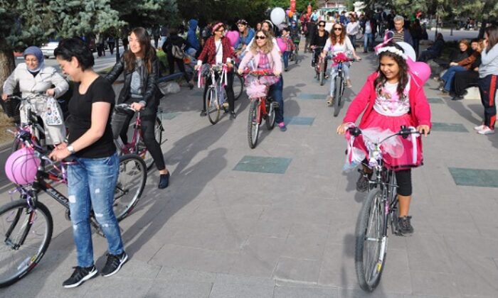 SÜSLÜ KADINLARDAN BİSİKLET TURU