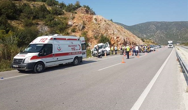 OSMANCIK’TA FECİ KAZA: 1 ÖLÜ 14 YARALI