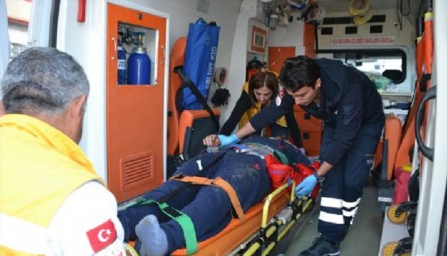CAMDAN DÜŞEREK AĞIR YARALANDI