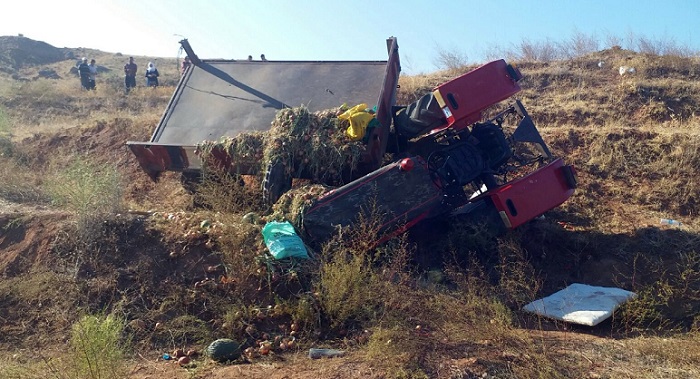 TRAKTÖR DEVRİLDİ: 3 YARALI