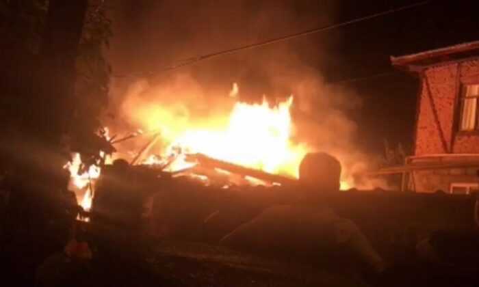 AHIRDA ÇIKAN YANGIN KORKUTTU