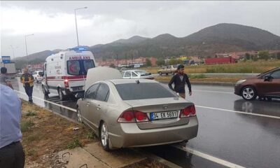 AYDINLATMA DİREĞİNE ÇARPTI: 4 YARALI