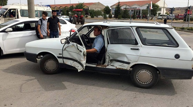 MİNİBÜS İLE OTOMOBİL ÇARPIŞTI