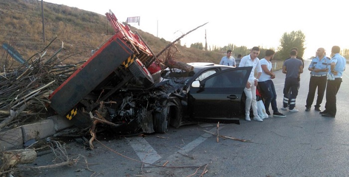 OTOMOBİL İLE TRAKTÖR ÇARPIŞTI