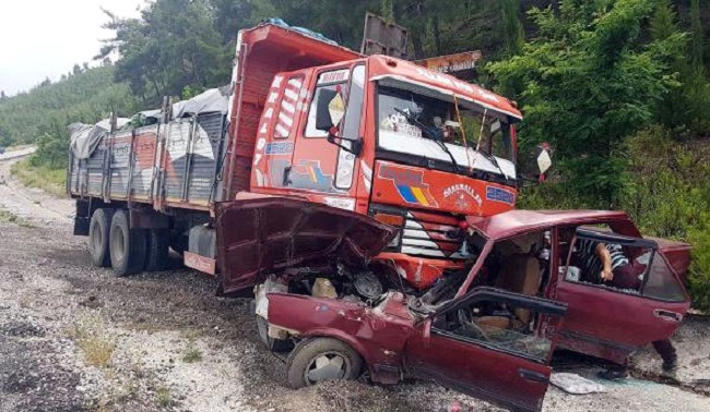 KAMYON VE OTOMOBİL ÇARPIŞTI: 1 ÖLÜ