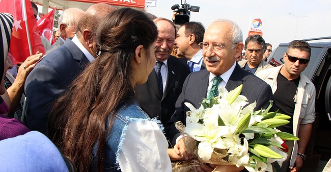 KILIÇDAROĞLU ÇİÇEKLERLE KARŞILANDI