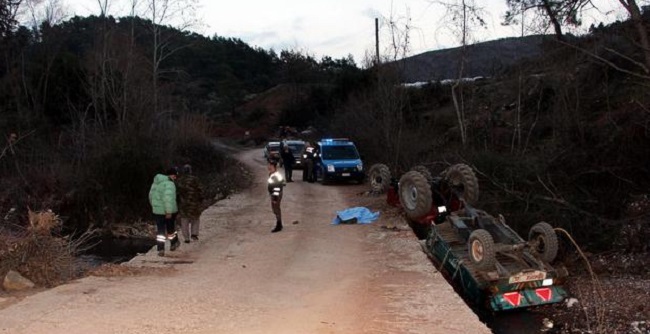 TRAKTÖR DEVRİLDİ: 1 YARALI