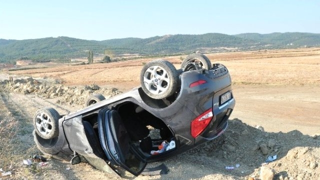 OTOMOBİL TAKLA ATTI: 2 YARALI