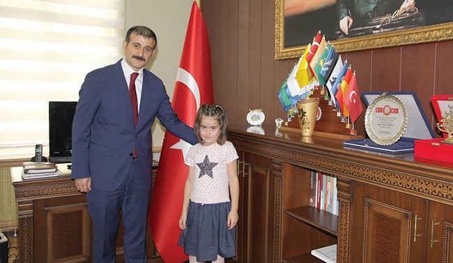 MİNİK YAREN KAYMAKAM’I FOTOĞRAFLADI
