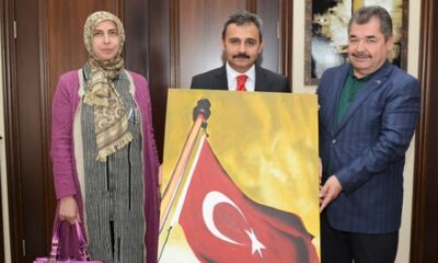 BAŞKAN KÜLCÜ’YE ANLAMLI HEDİYE