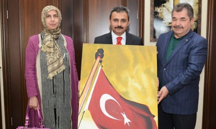 BAŞKAN KÜLCÜ’YE ANLAMLI HEDİYE