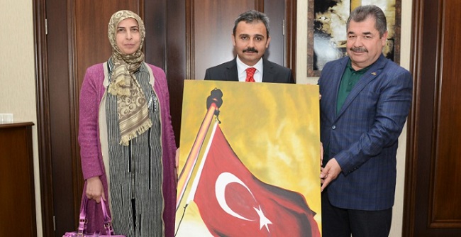 BAŞKAN KÜLCÜ’YE ANLAMLI HEDİYE